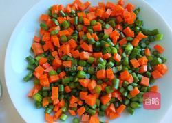 正月十五闹元宵 胡萝卜蒜苔炒肉末的做法图解3