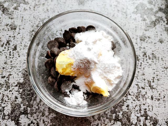 巧克力放入碗中，加入软化的黄油和糖粉。