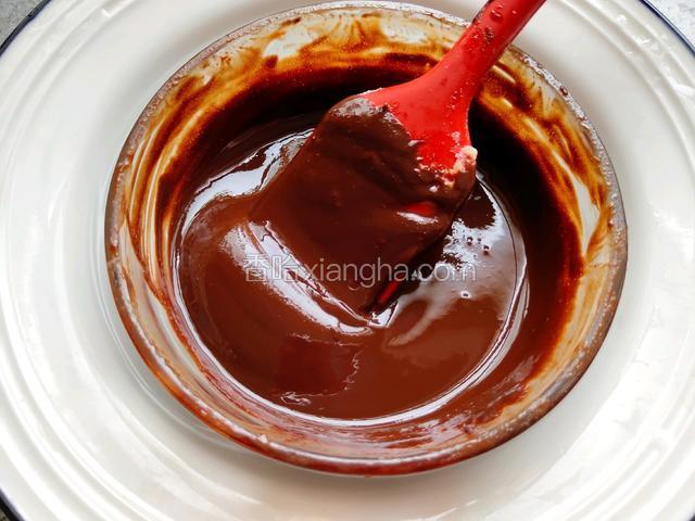 隔水搅拌至完全融化，如图中状态。（水温不要超过60°。）