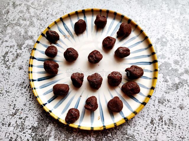 凝固后取出分割团圆成小圆球，再次放入冷藏室定型。