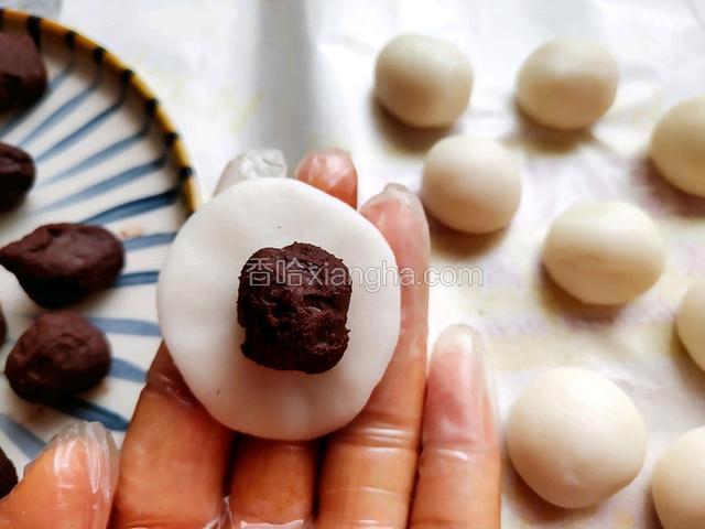 一边按扁一边包馅