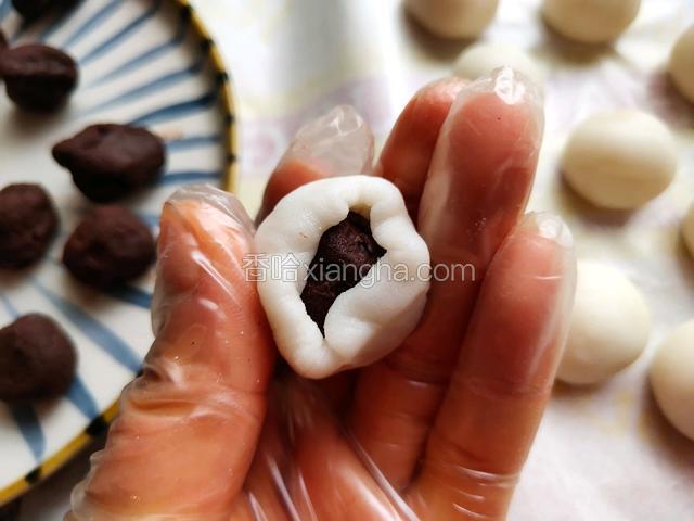 包好，收口要均匀，如图。