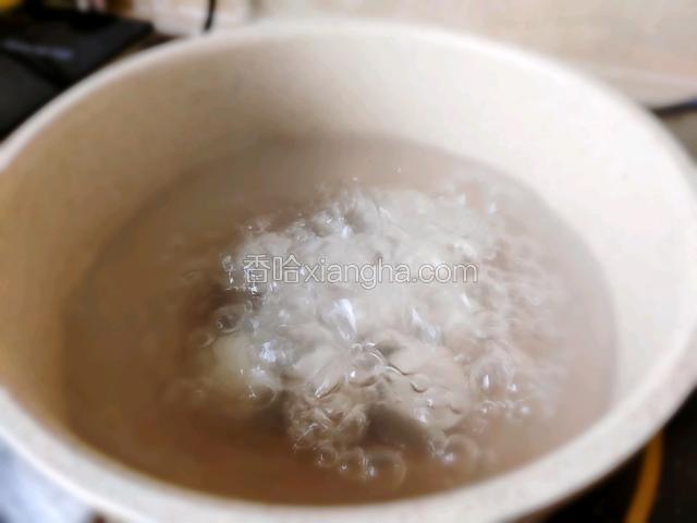 锅中水烧开下入汤圆。煮到浮起即可关火捞出。