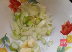 芹菜炒海参的做法图解2