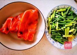 蒜苔炒五香猪耳的做法图解1