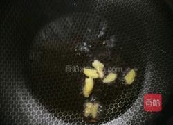蒜苔炒五香猪耳的做法图解3