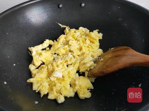 锅倒油烧热，倒入打散的蛋液炒熟，利用锅铲捣碎盛出。