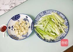 百合枸杞炒西芹的做法图解1
