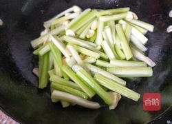 百合枸杞炒西芹的做法图解2