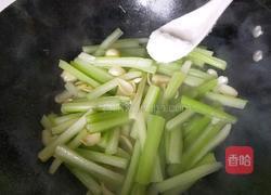 百合枸杞炒西芹的做法图解4