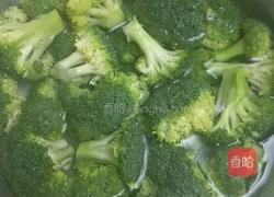 喜结金兰长长久久(腊肠炒西兰花)的做法图解1