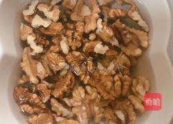 蜂蜜琥珀桃仁的做法图解2