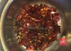 Illustration of how to make spicy dry pot lotus root slices 2