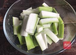韭菜炒丝瓜的做法图解1