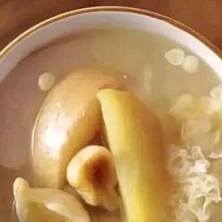 苹 果 雪 梨 银 耳 汤 的做法[图]