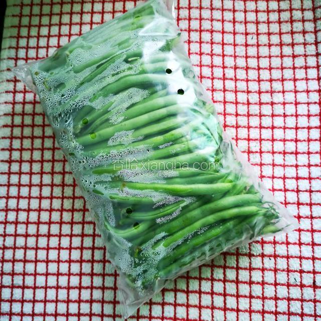 选购鲜嫩的豆角，细的这一种，适宜包饺子。