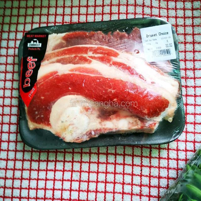 牛肉，选的肥瘦相间，类似雪花肥牛。