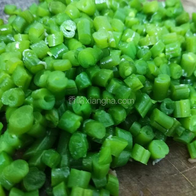 将豆角掐头去尾，放入热水焯水三分钟以上，焯豆角的水里加盐并加少许油，以保持翠绿色。