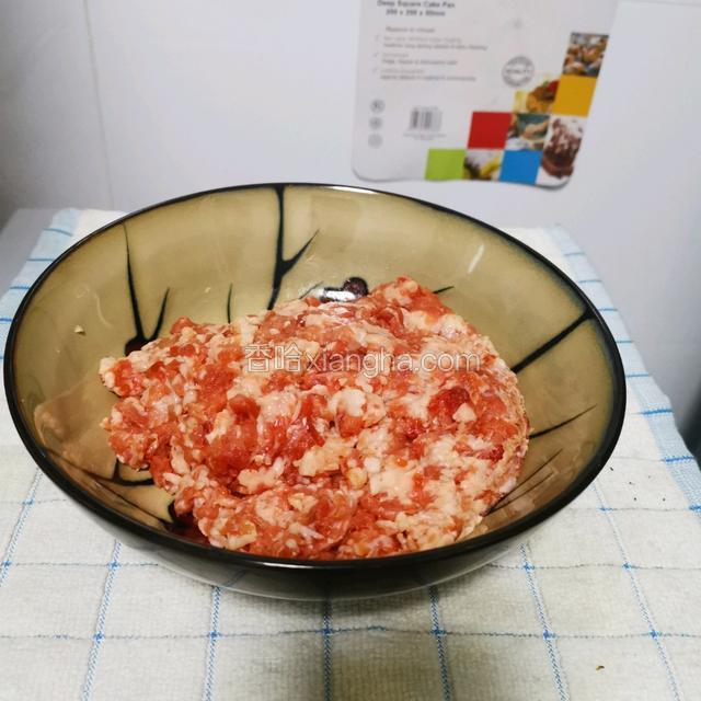 牛肉馅儿里加盐，酱油，酱，黑胡椒，生姜……