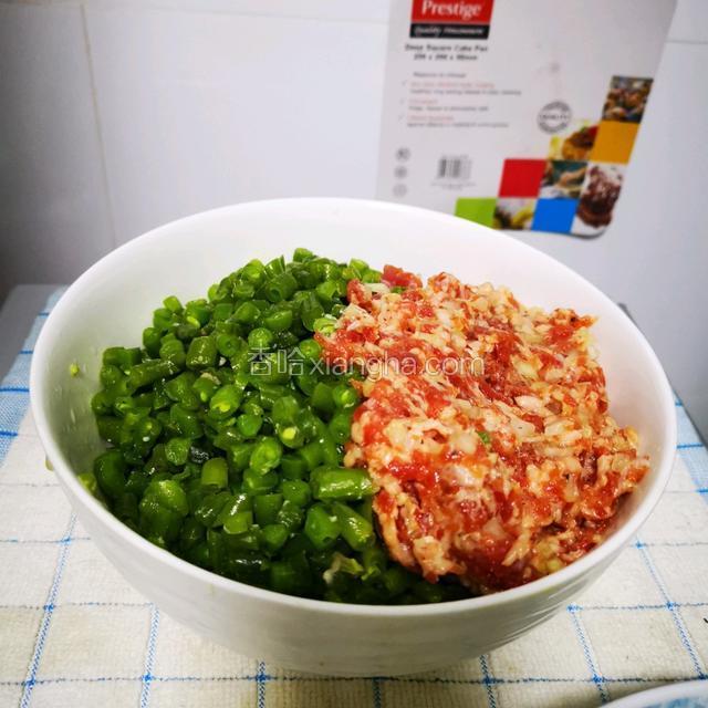 豆角牛肉馅，搅拌均匀