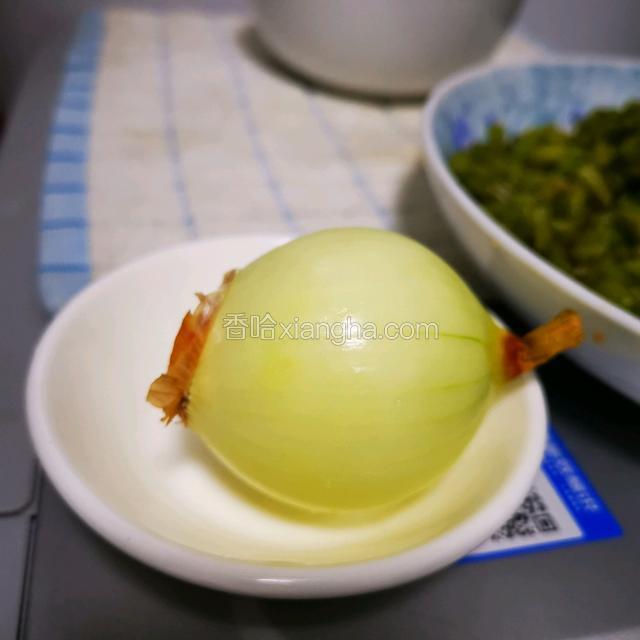 记得牛肉馅儿里加洋葱头，切碎