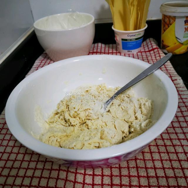 可以先用叉子搅和成絮状。