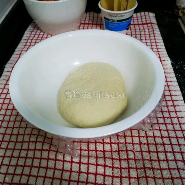 手工和面至盆干手净。俺的经验，面活的稍硬；盖保鲜膜，盖毛巾包起来，饧面两小时以上。