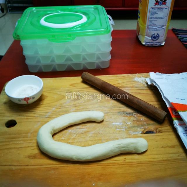 是否有看到茶几上的盒子？专门搁冻饺的。尺寸大小刚好放的进冰箱冷冻室。
抻面，串串面捋一捋，揉成粗壮的一条。