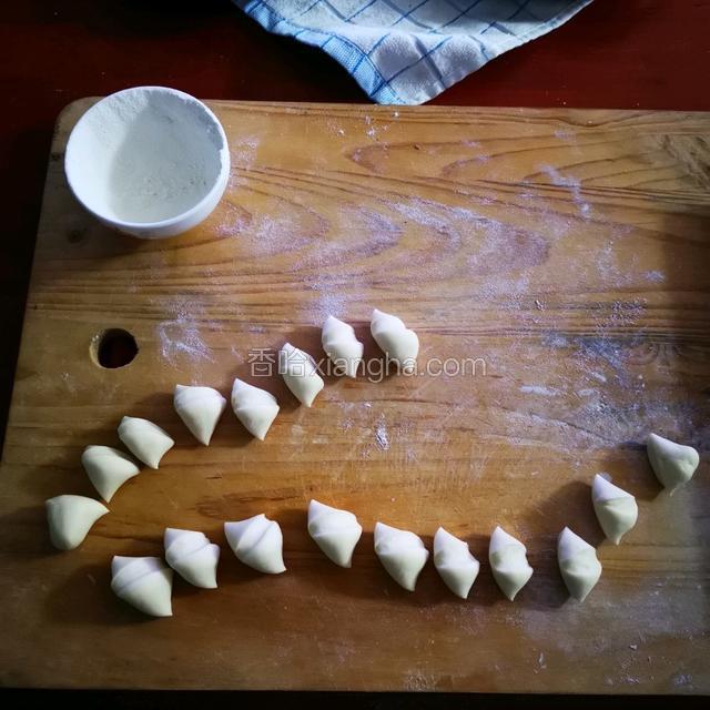 提刀切出小段面輯子，用手指压圆，方便擀饺子皮。