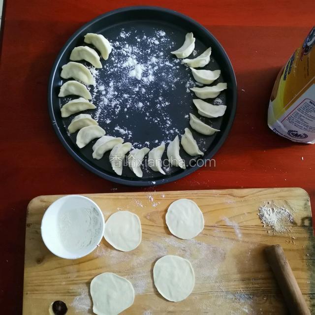 一边擀皮一边包饺子，一个人的时候，按步骤来吧！如果有人配合一下会更好。