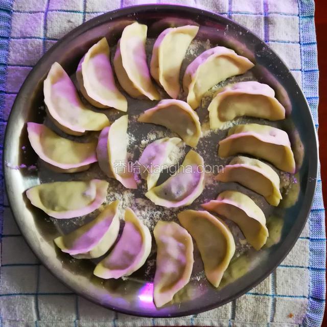 瞧这一家子！看这光线，春晚节目的效果熠熠发光图！