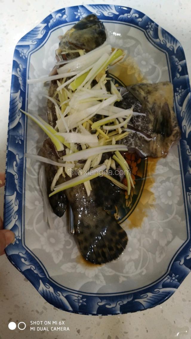 再放葱姜蒜丝。（留一点葱丝后面用）