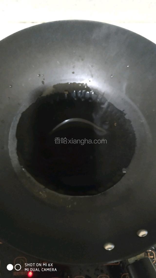 炒锅烧热放油少许。