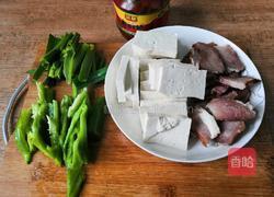 腊肉炒豆腐的做法图解1