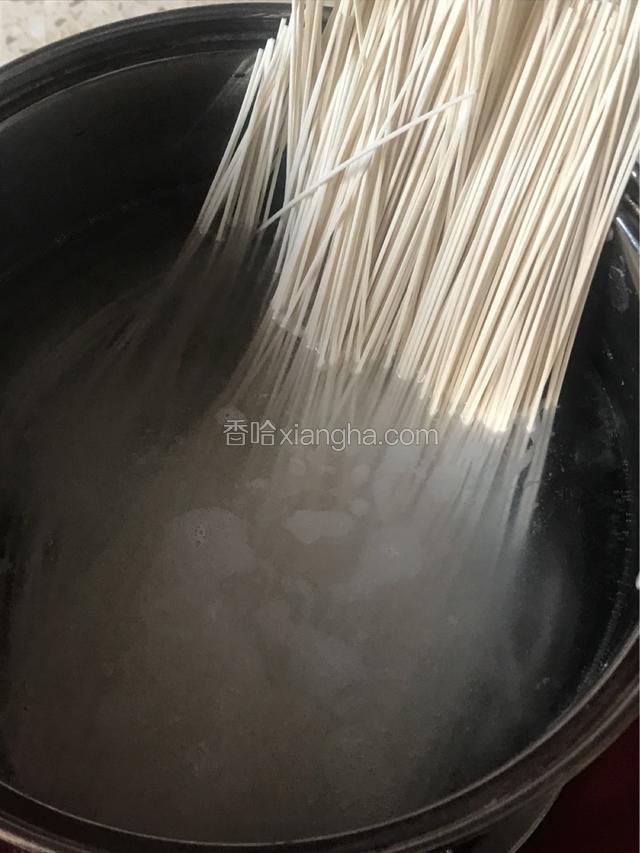 水沸腾后下挂面，煮3分钟左右，中间添几次冷水，避免水溢出来