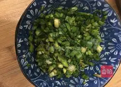 Illustration of how to make cold garlic sprouts 4