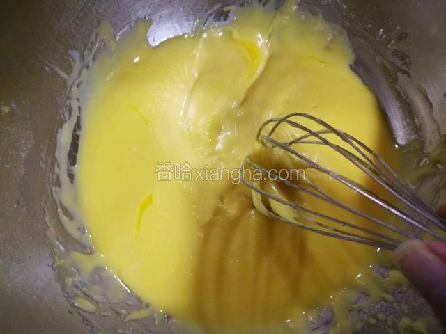 放入牛奶、蛋黄、盐、香草精一起划拌均匀。