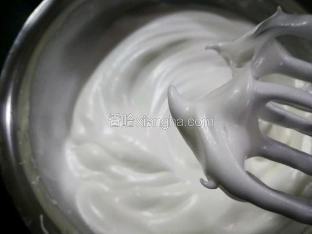 制作蛋白霜，蛋白加入几滴白醋，糖分三次加入，干性打发至蛋白霜起硬钩。