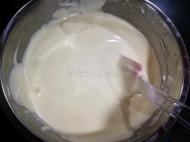 蛋白霜分两次放入面糊中，翻拌均匀。