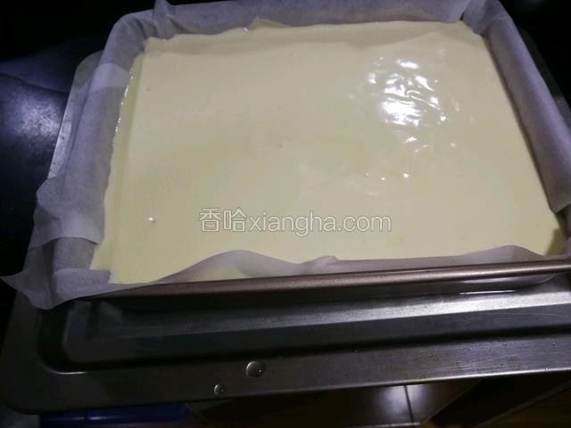 蛋糕糊倒入模具，震过气泡，放置隔水烤盘。