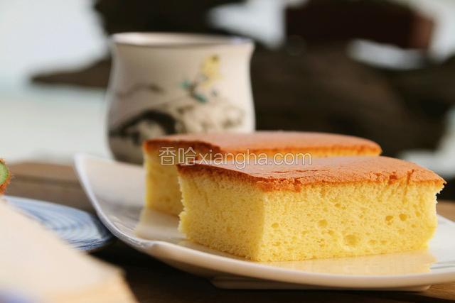 烤好出炉倒扣冷却，1小时后卸模装盘拍照。