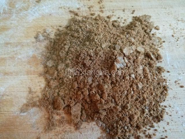 红糖用擀面擀成末。