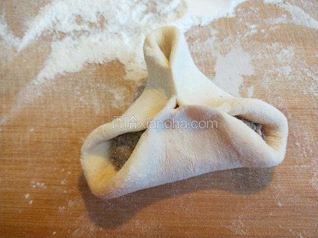 中间捏紧，行成三角形。