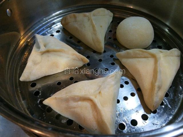 放入蒸锅醒放20分钟后开火蒸20分钟即可。