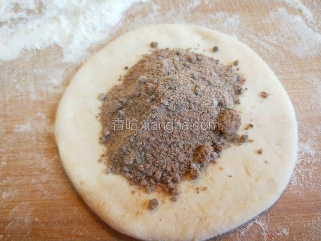 把红糖放入面皮上。