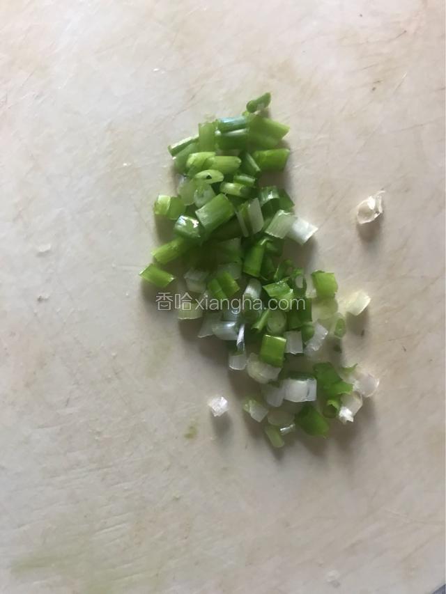 小葱切葱花备用