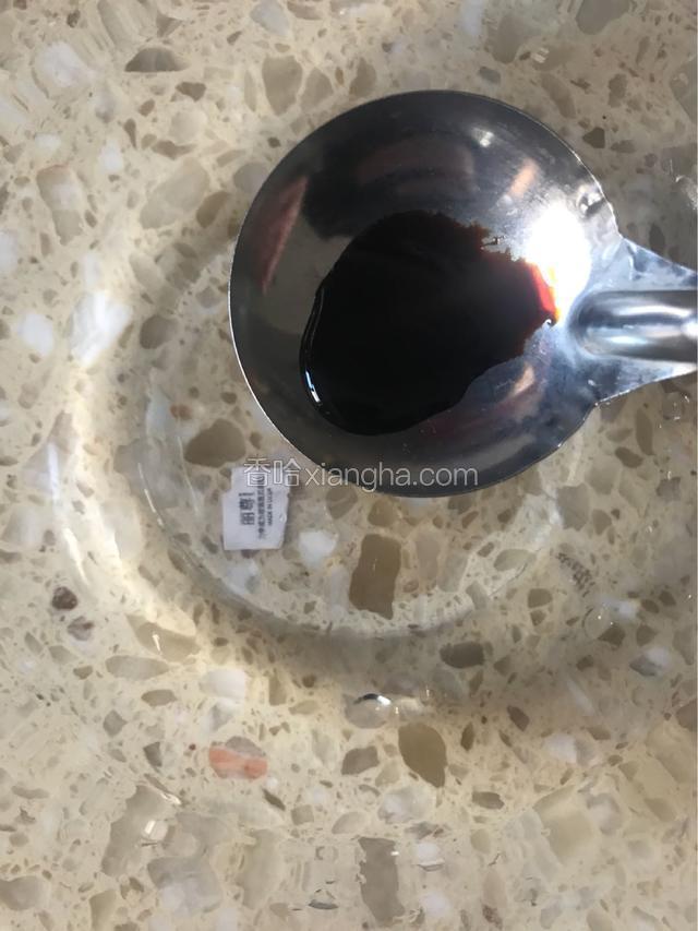 找一个空碗，倒入老抽，生抽，猪油