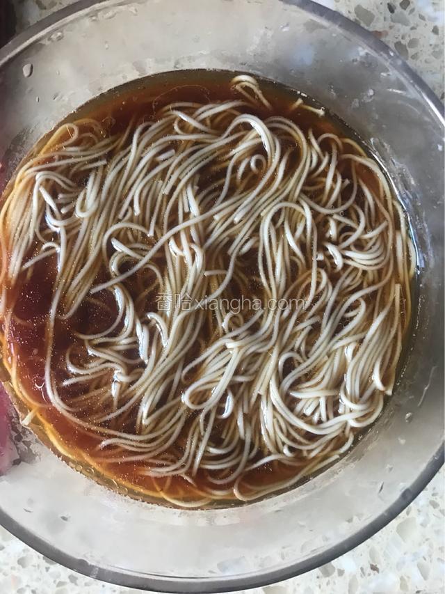 面条控水，放入汤底