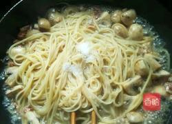 鲜菇培根意面的做法图解9