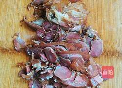 蒜苔炒腊肉的做法图解2